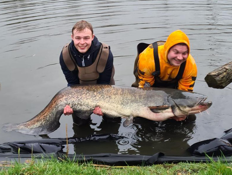 2 jonge vissers met vangst